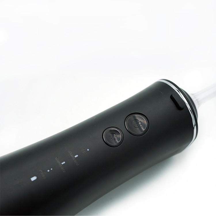 L'eau de nettoyage orale de dent d'Irrigator de l'eau d'air de puissance sans fil électrique dentaire rechargeable tenue dans la main de Flosser Flosser