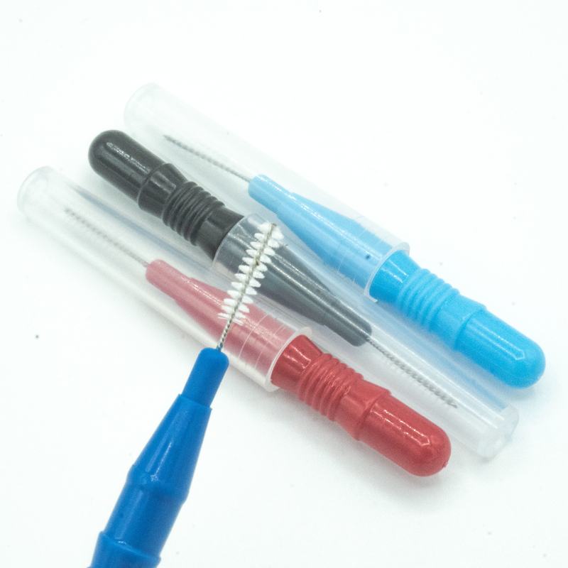 Soin oral de brosse interdentaire enfermé dans une boîte par cure-dents coloré nettoyant pour la maison