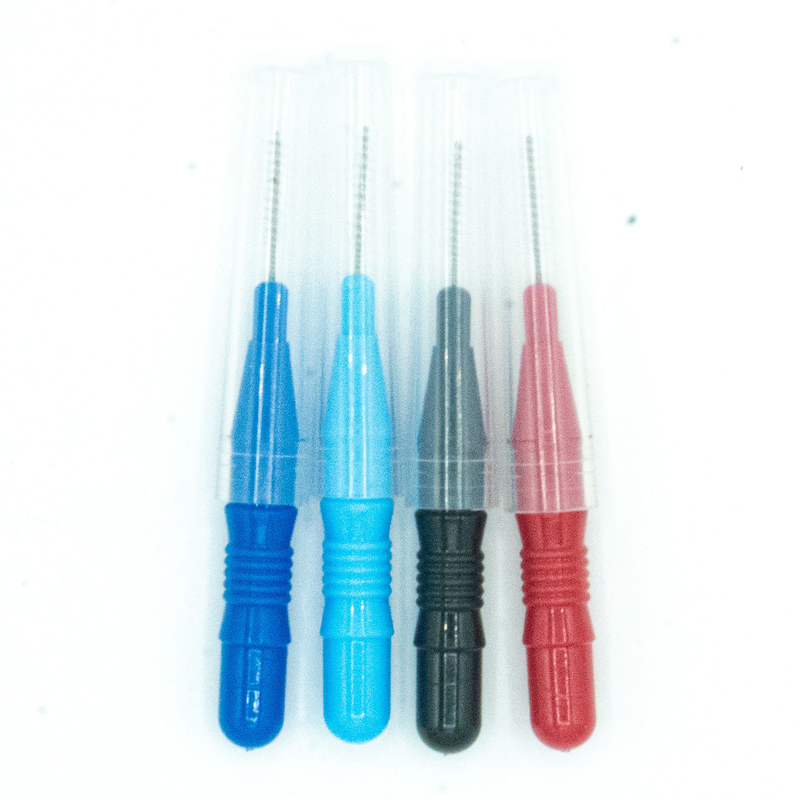 Soin oral de brosse interdentaire enfermé dans une boîte par cure-dents coloré nettoyant pour la maison