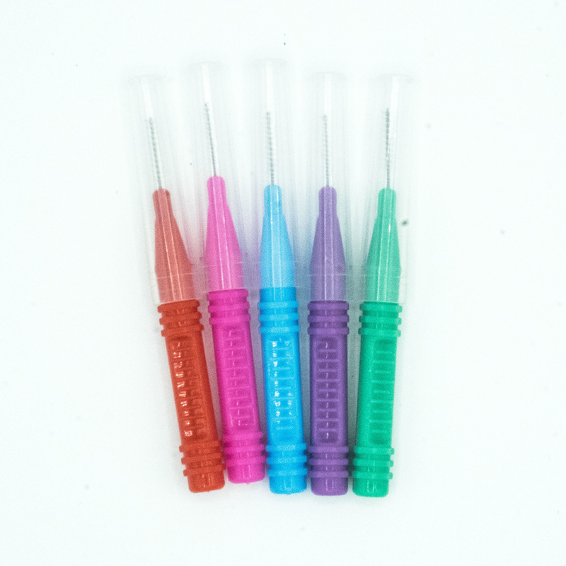 Soin oral de brosse interdentaire enfermé dans une boîte par cure-dents coloré nettoyant pour la maison