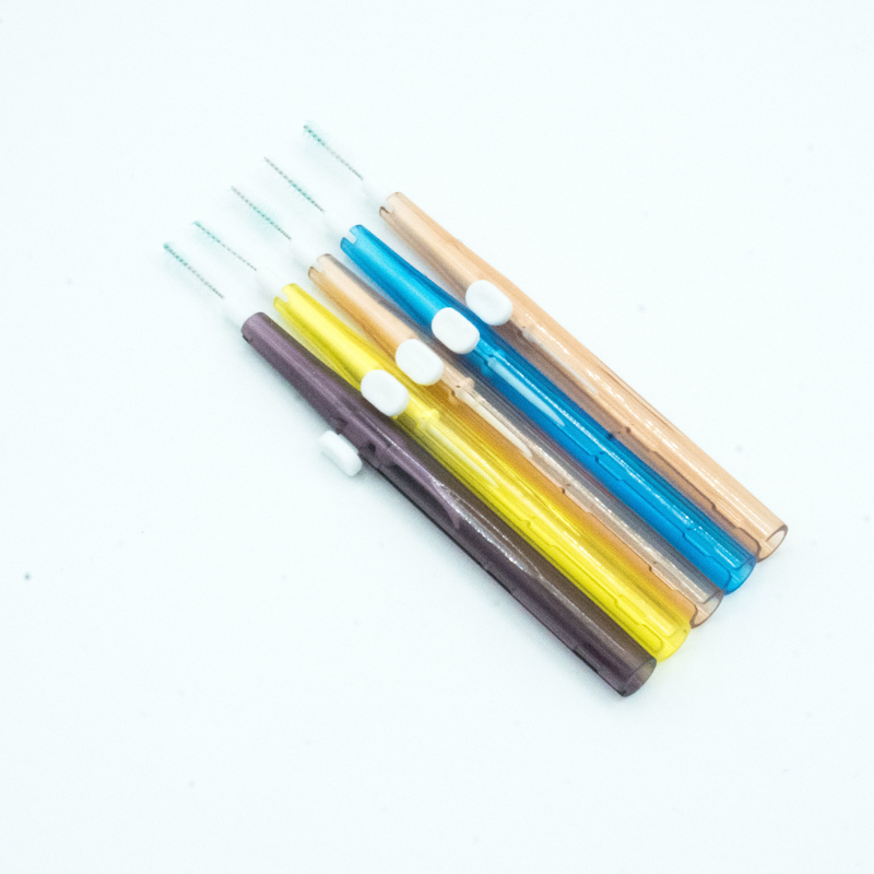 Soin oral de brosse interdentaire enfermé dans une boîte par cure-dents coloré nettoyant pour la maison
