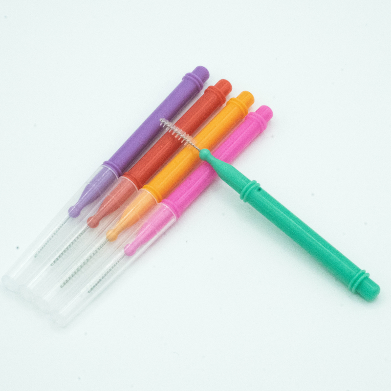 Soin oral de brosse interdentaire enfermé dans une boîte par cure-dents coloré nettoyant pour la maison